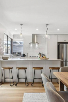 Sea La Vie ~ Pet Friendly Coastal Chic Broadwater Retreat